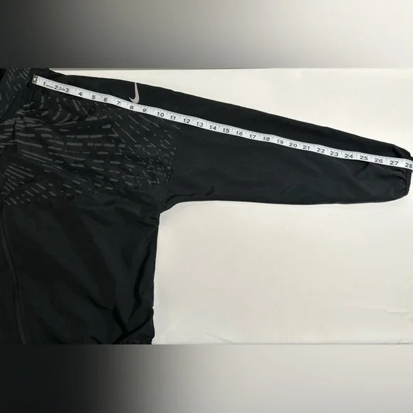 Nike Women's Run Division jacket (Style DD6462-010) - Picture 5 of 6